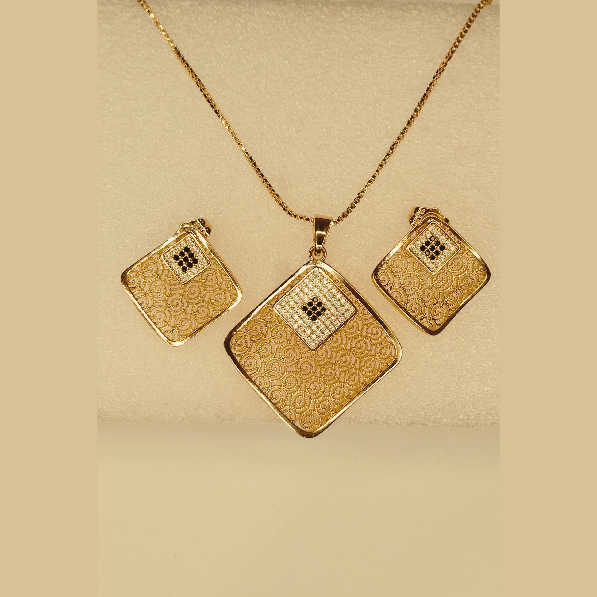 Royal Mosaic 1K Gold-Plated Necklace Set – Black Stone Edition